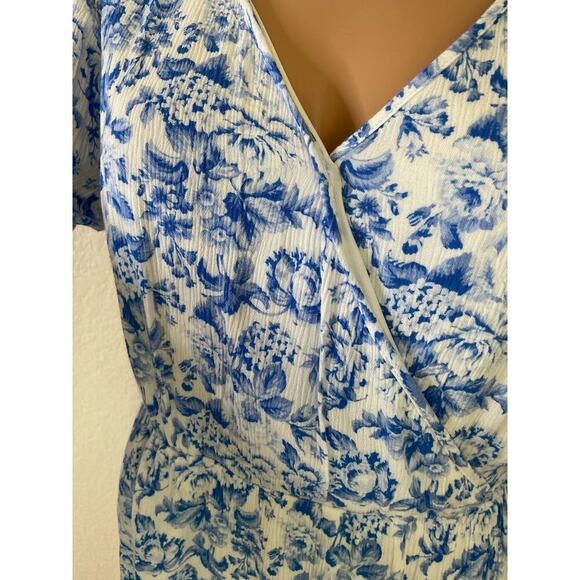 Altar'd State Flowy White & Blue trumpet sleeve V neck floral print SZ M casual - Picture 8 of 14